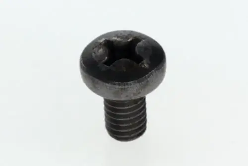 Schraube von Bosch mit flachem Kopf und Innensechskant, auf weißem Hintergrund, zeigt die Gewindeverzahnungen und die Kopfoberfläche klar.
